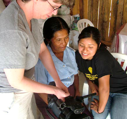 Gabriela Martínez shows video images to Reyna Bautista and her mother.